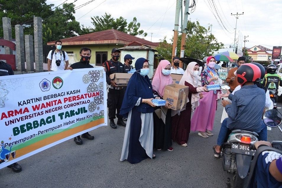 DWP Shares the Blessings of Ramadan by Distributing Hundreds of Takjil